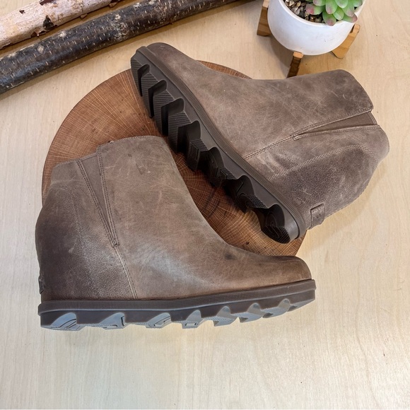 *SorelJoan of Artic Wedge II Taupe Leather Lug Sole NL3365-240 Taupe Size 10